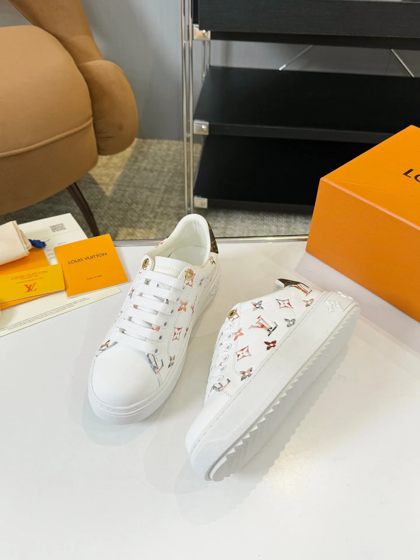 Men's Men's Shoes 💰💰660 Women's LV [Beverly Hills Sports Shoes Series] This Beverly Hills sports shoes are made of grained cow leather with Damier pattern, echoing the current season's leather goods series. The thick rubber outsole is lightweight, and an embossed Louis Vuitton logo adds a branding touch. Padded insole and technical fabric lining enhance comfort.  Detailed Features ♛ Embossed grained cowhide leather ♛ Ultra-lightweight rubber outsole ♛ Louis Vuitton logo on tongue and outsole ♛ Size: 35-40